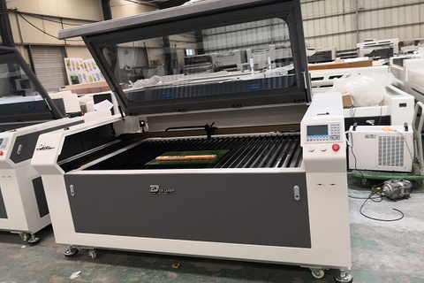 CO2 Лазерная резка машина 1610 для продажи